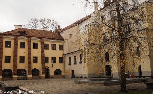 Vilnius_University_Sarbievijaus_courtyard